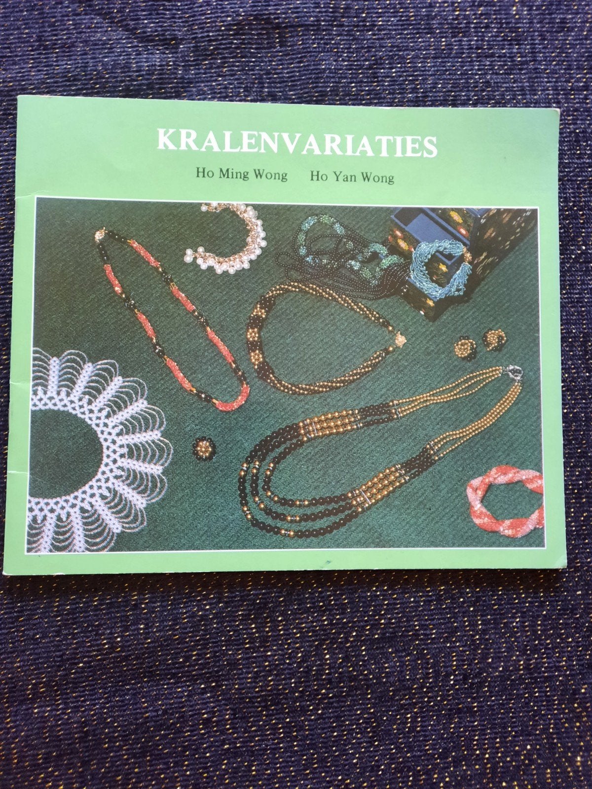Kralenvariaties - Boekje over sieraden maken met kralen, Ophalen of Verzenden, Zo goed als nieuw, Sieraden maken