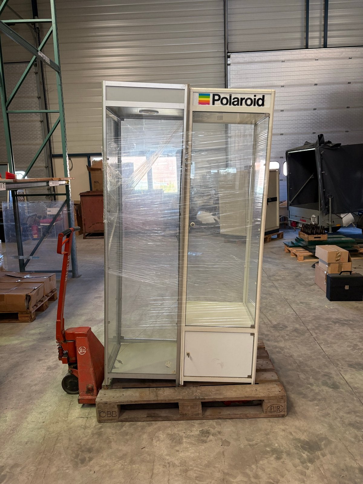 Twee vitrinekasten met sleutels - één met barst, Huis en Inrichting, Kasten | Vitrinekasten, Gebruikt, Glas, 150 tot 200 cm, 25 tot 50 cm