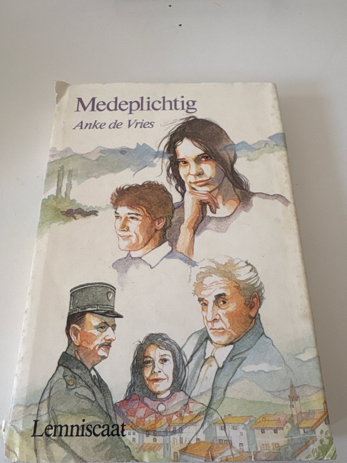 Medeplichtig - Anke de Vries (Jeugdboek), Ophalen of Verzenden, Gelezen, Nederland