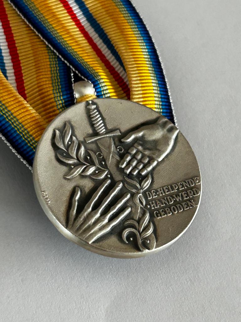 Medaille helpende hand z. Gesp, Verzamelen, Militaria | Algemeen, Ophalen of Verzenden, Landmacht, Nederland, Lintje, Medaille of Wings