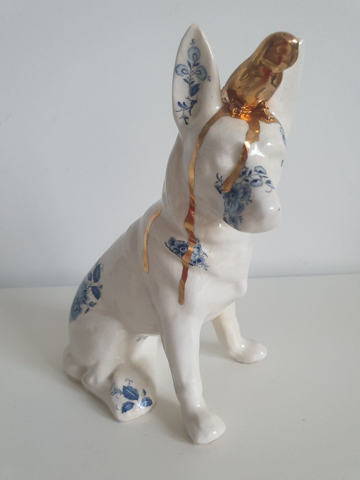 Porcelein beeldje Bello (Delftsblauw)met 24 karaat echt goud, Antiek en Kunst, Ophalen of Verzenden