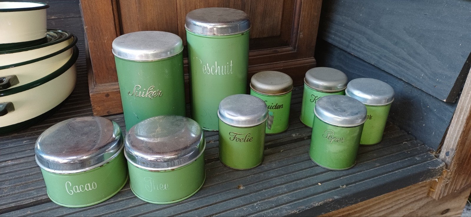 Set oude emaille blikken, Ophalen
