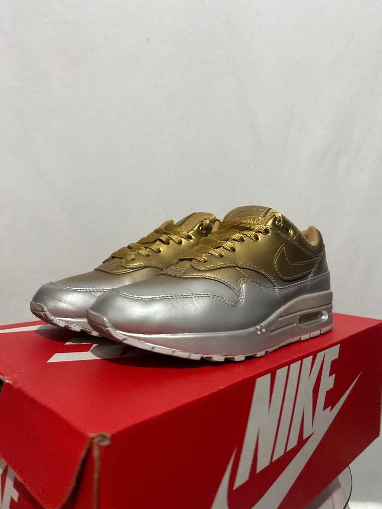 BIJNA NIEUW! Maat 40 - Nike Air Max 1 Metallic Gold Platinum, Kleding | Dames, Schoenen, Overige kleuren, Verzenden, Nike, Nike