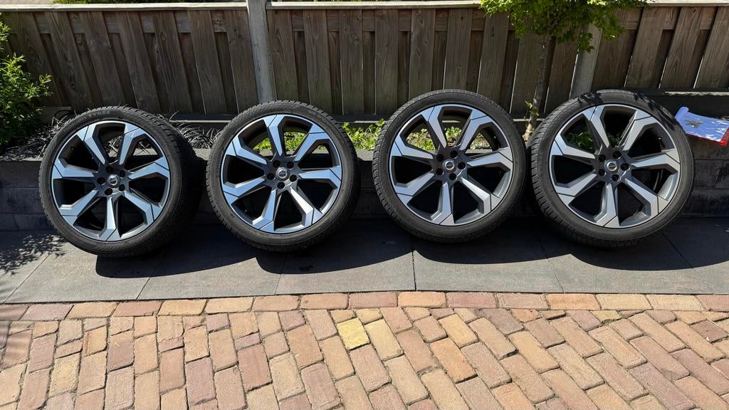Volvo V60CC MY2019 Matt Graphite Diamond Cut winterbanden., Ophalen, Banden en Velgen, Winterbanden, Personenwagen