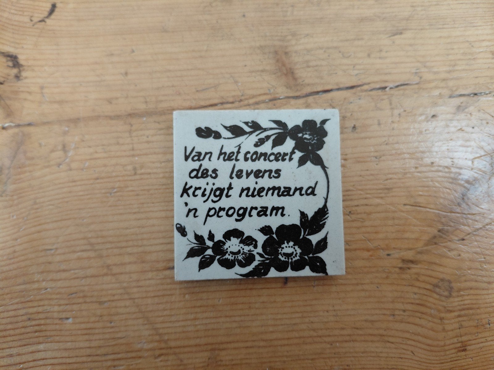 Tegeltje met tekst Tegeltjeswijsheid vintage Concert des Lev, Antiek en Kunst, Ophalen of Verzenden