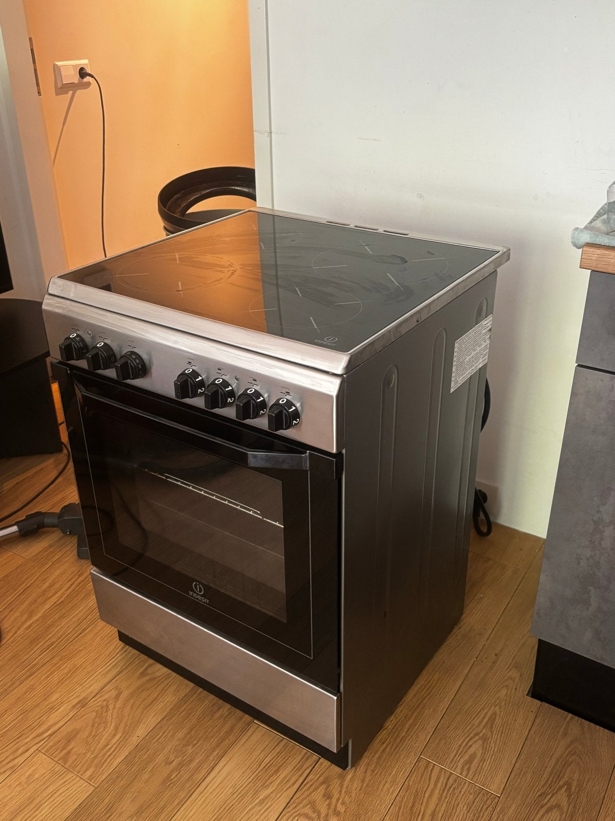 Indesit Vrijstaand Fornuis met Keramische Kookplaat, Witgoed en Apparatuur, Fornuizen, 60 cm of meer, Keramisch, Grill, Zo goed als nieuw