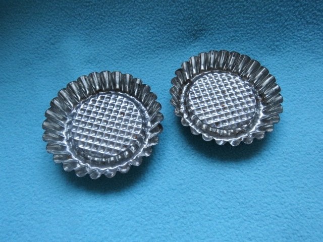 2 Vintage Zweedse metalen vlaaivormpjes 10 cm doorsnede, Ophalen of Verzenden
