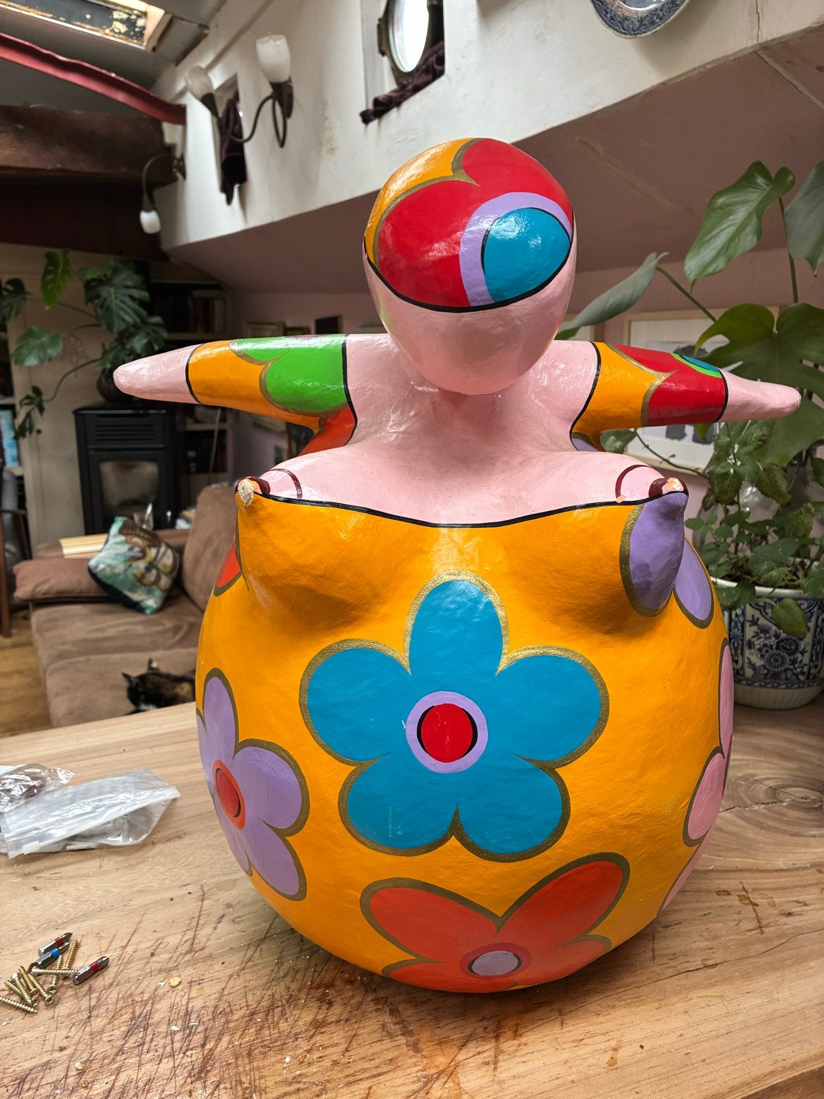 Kleurrijk beeld van Trijnie Wubbels, ca. 65 cm hoog, Overige materialen, Beeld, Vrouw, Beschilderd