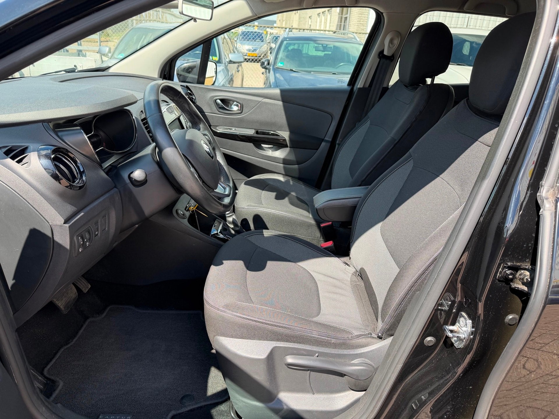 Renault Captur 1.2 TCe Dynamique AUTOMAAT, Auto's, Dealer onderhouden, Stof, 4 cilinders, Zwart