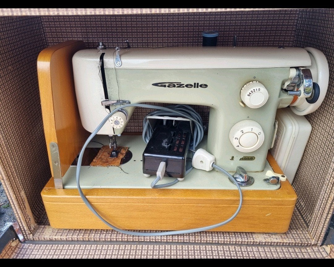 Prachtige complete werkende Gazelle Naaimachine met koffer !, Overige merken, Ophalen of Verzenden, Industrieel, Naaimachine