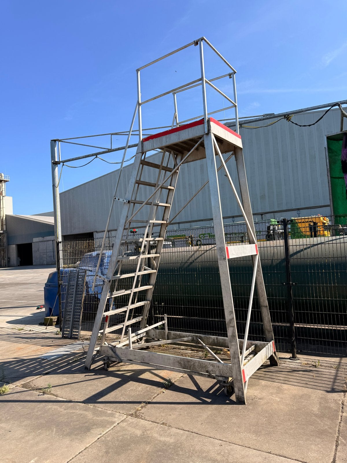 Stevige werkplatform trap met leuning en wielen, Doe-het-zelf en Verbouw, Ophalen, Gebruikt, Trap, 2 tot 4 meter