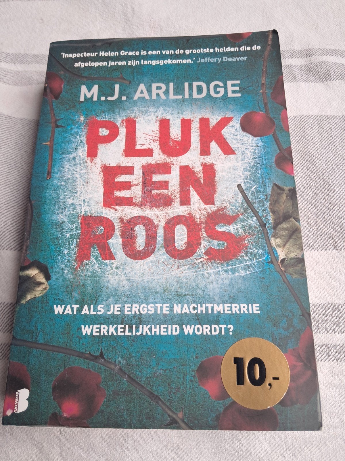 M.J. Arlidge - Pluk een Roos - Thriller, Boeken, Thrillers, Ophalen of Verzenden, Zo goed als nieuw, M.J. Arlidge