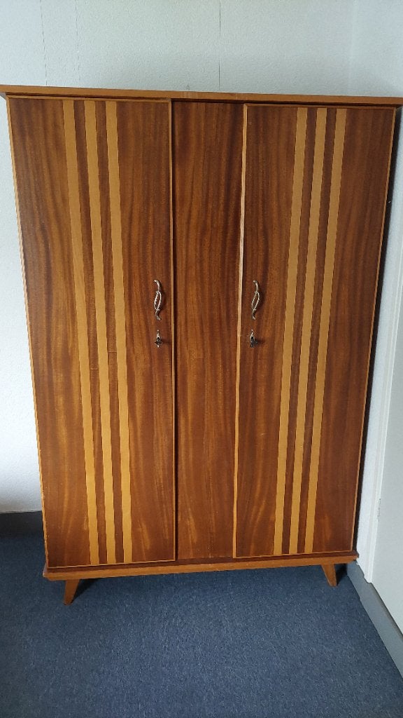Foto 2 van Retro kledingkast