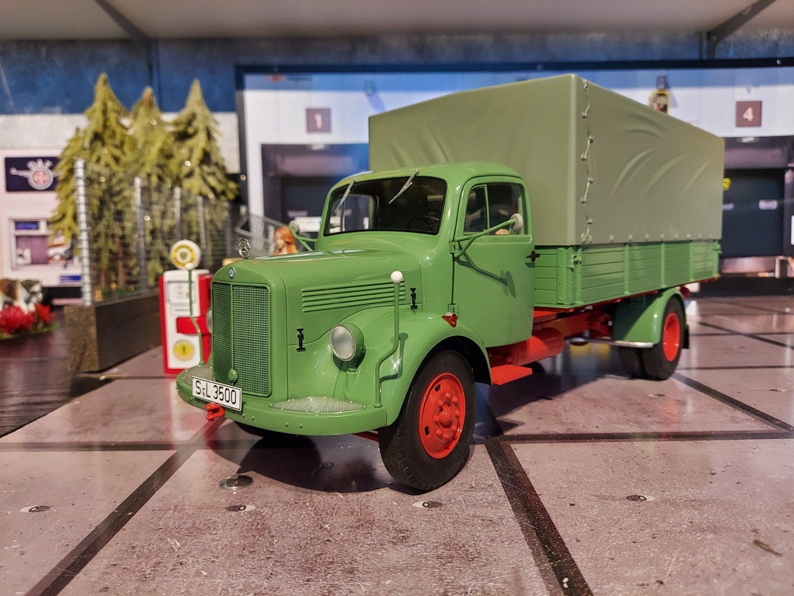 Model auto.s1/18, Hobby en Vrije tijd, Ophalen, Zo goed als nieuw, MiniChamps