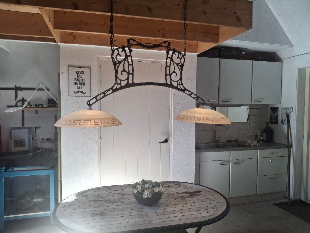 Prachtige gietijzeren hanglamp met 2 grote glazen kappen, Huis en Inrichting, Ophalen, Gebruikt, Vintage • Industrieel • Biljartlamp • Eettafellamp • Horeca •