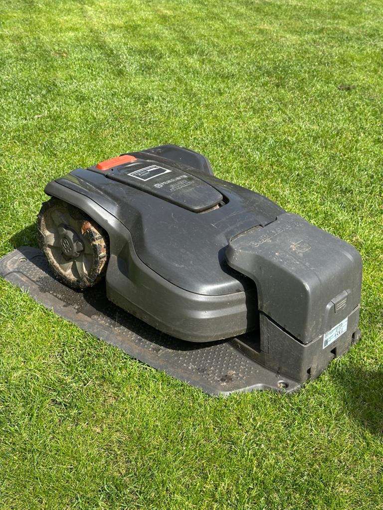 Husqvarna Automower 305 Robotgrasmaaier (incl. laadstation), Ophalen, Zo goed als nieuw, Accu-grasmaaier