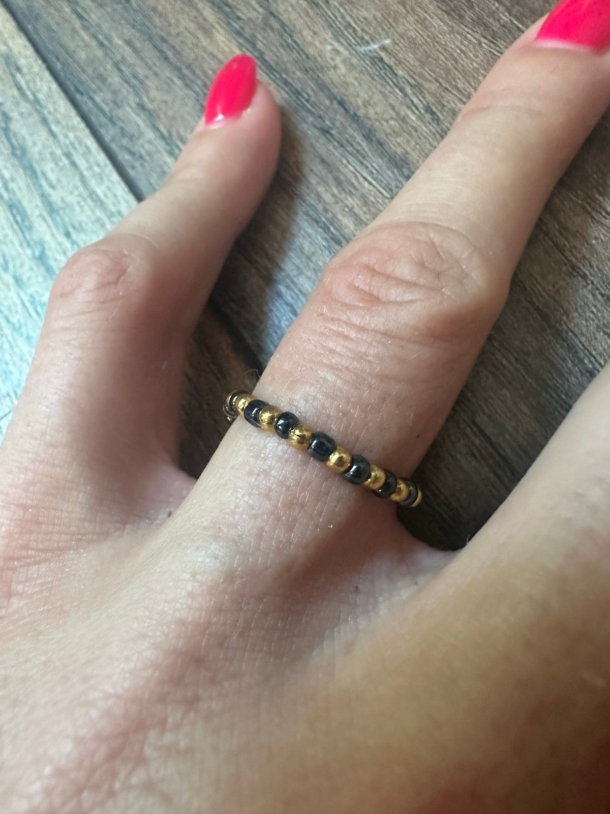 Ring van donkerblauw met goude kralen (Nieuw!), Sieraden, Tassen en Uiterlijk, Ringen, Ophalen of Verzenden, Nieuw, Blauw, Dame