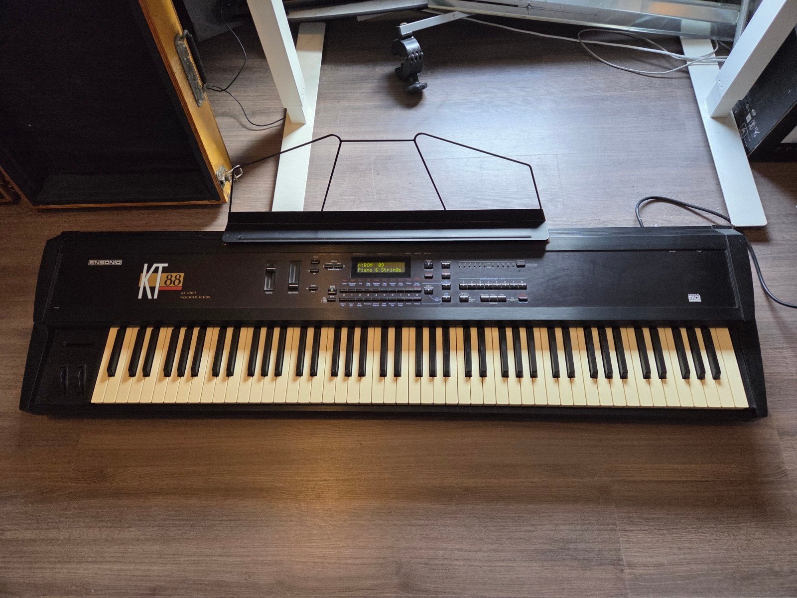 Ensoniq KT88 synthesizer + flightcase/stand, Gebruikt, 88 toetsen, Ophalen, Met koffer of flightcase