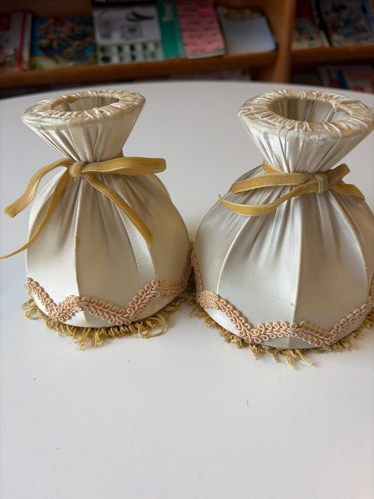Set van 2 vintage lampenkappen, crèmekleurig met goud, Huis en Inrichting, Gebruikt, Tafellamp, Ophalen of Verzenden, Textiel