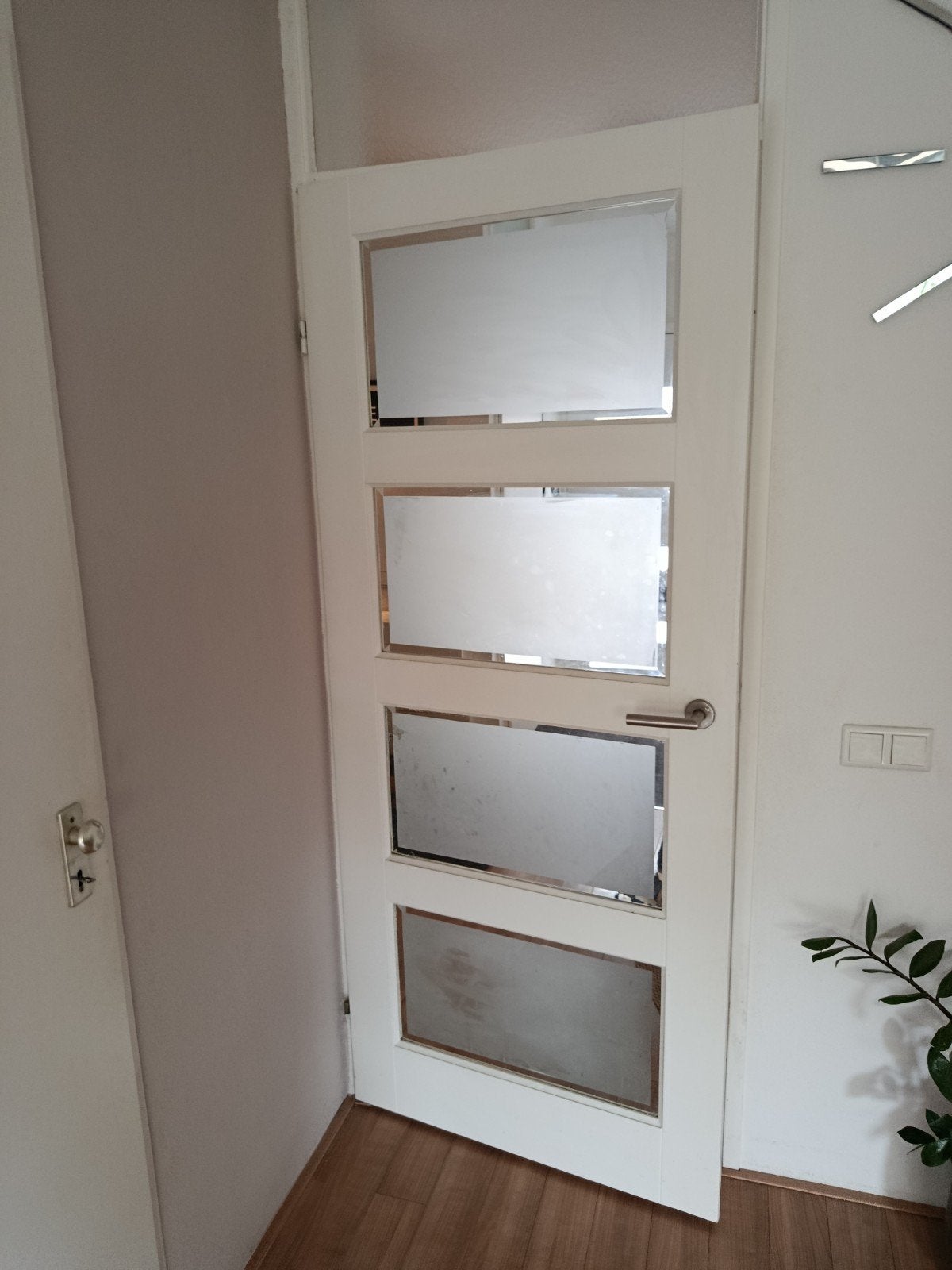 Witte binnendeur met glaspanelen, Ophalen