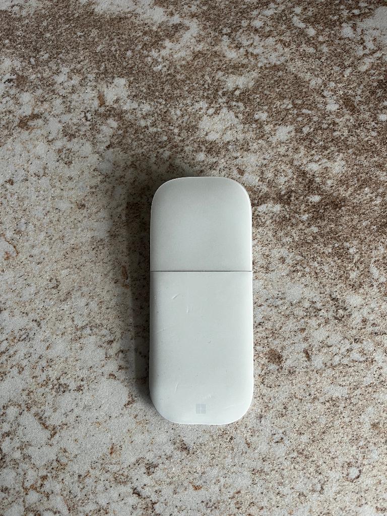 Microsoft-surface-arc-mouse-grijs-draadloos, Computers en Software, Muizen, Muis, Rechtshandig, Ophalen of Verzenden, Zo goed als nieuw