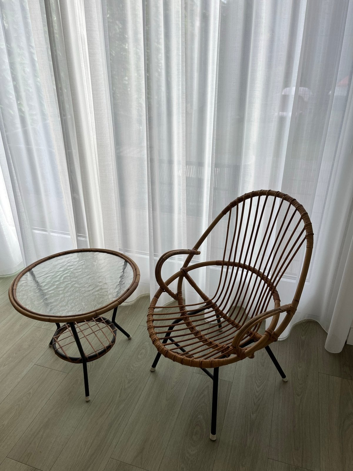 Rohe Vintage rotan stoel met glazen salontafel, Huis en Inrichting, Ophalen, Gebruikt, Bruin, Riet of Rotan