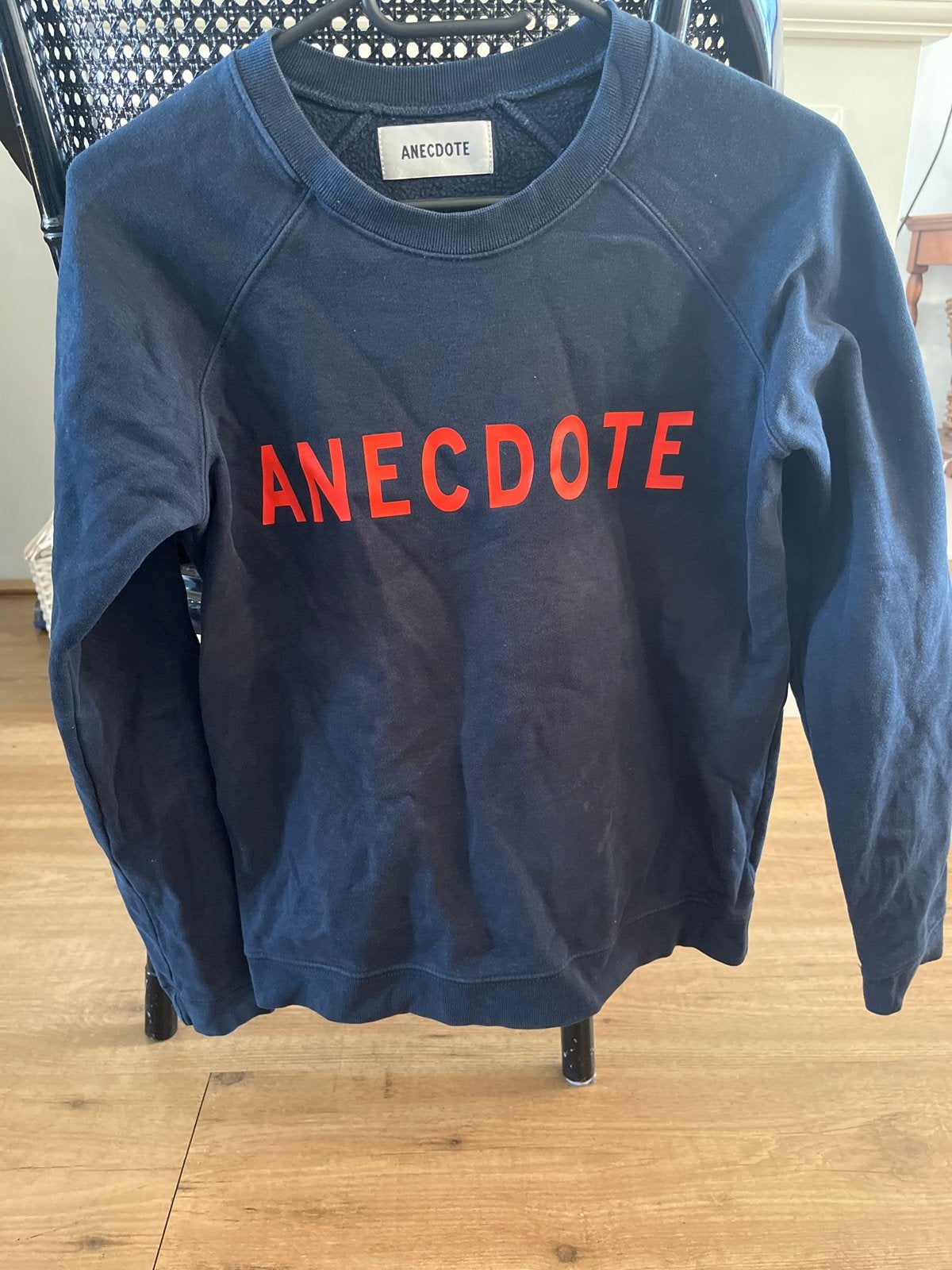 ANECDOTE Donkerblauwe sweater met rode opdruk, Kleding | Dames, Ophalen of Verzenden, Gedragen, Maat 38/40 (M), Blauw