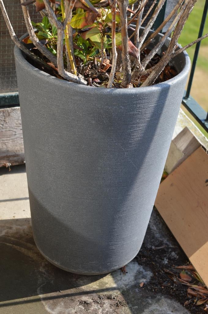 2 bloempotten, Tuin en Terras, Bloempotten, Kunststof, Rond, Zo goed als nieuw, Balkon