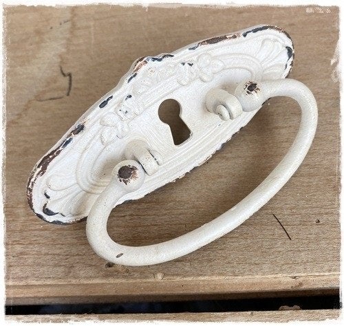 Brocante lade handgreep sleutelgat gietijzer 10,2 x 5,5 cm., Ophalen of Verzenden