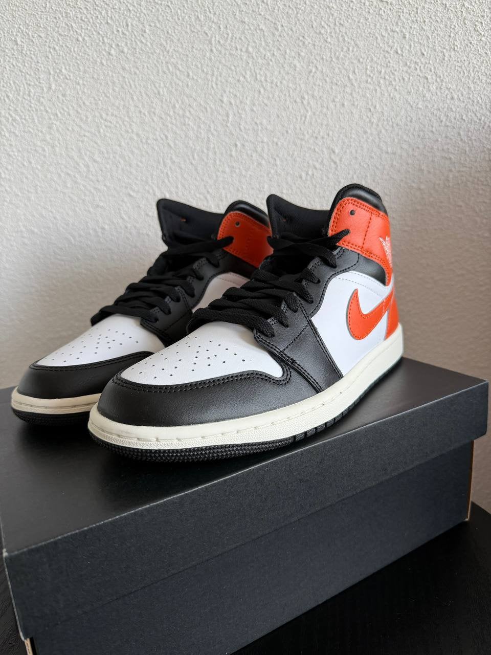 New Air Jordan 1 Mid, Zwart, Nieuw, Ophalen of Verzenden, Sneakers of Gympen