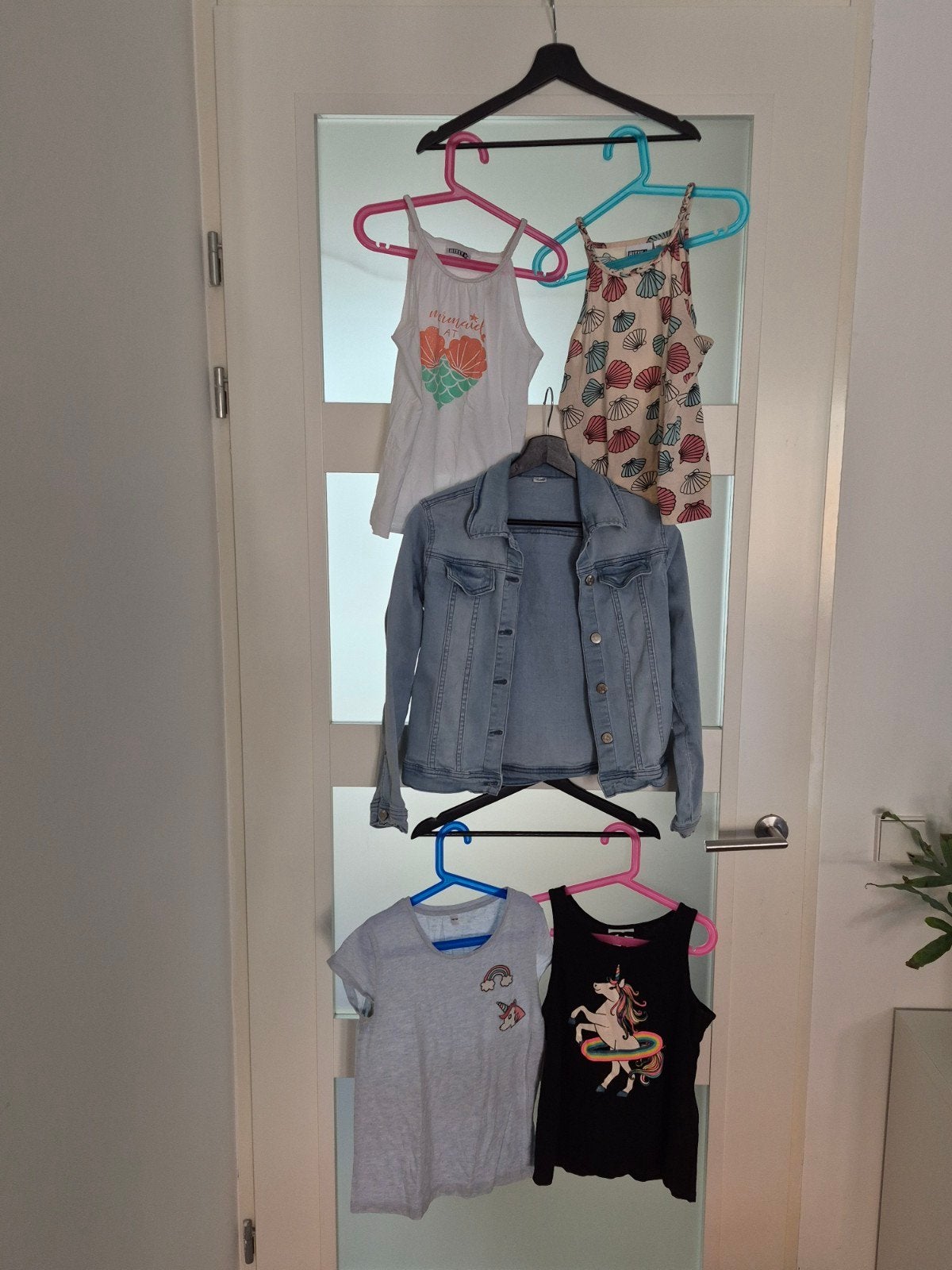 Leuke shirts en spijkerjas voor meisje – 5 kledingstukken +, Ophalen, Gebruikt, Meisje, Setje