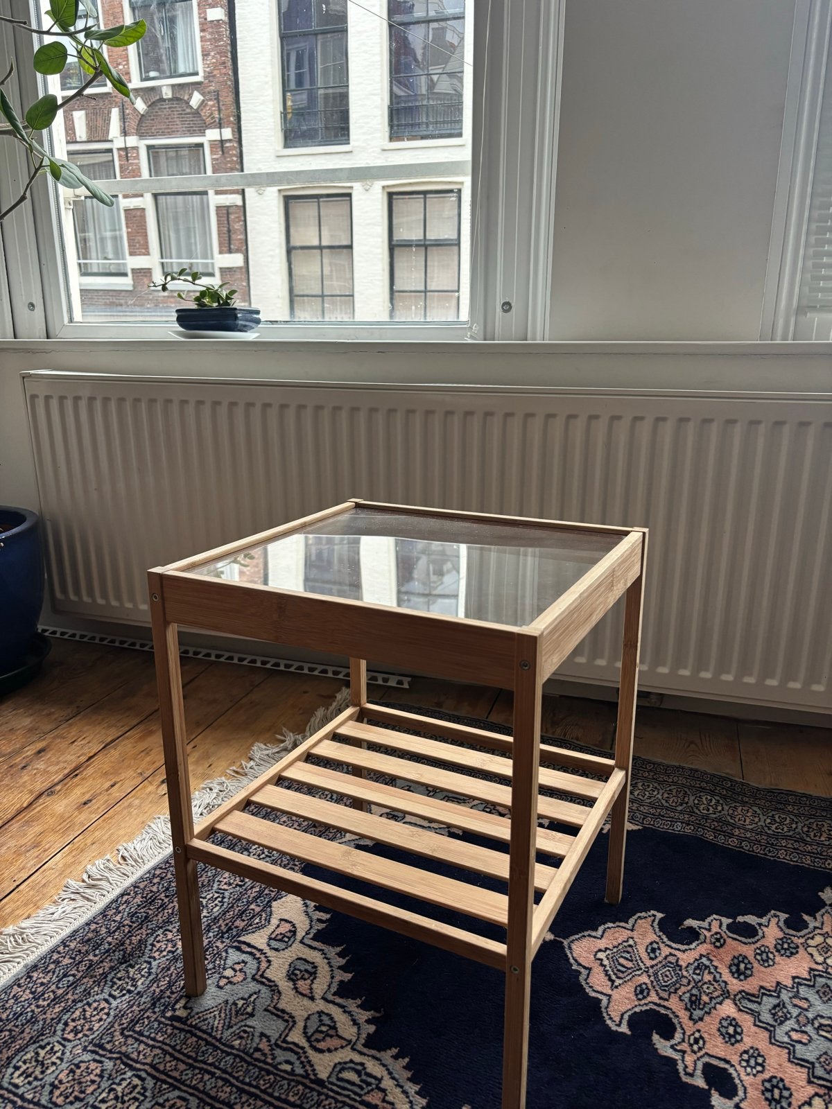 Stijlvolle bamboe bijzettafel met glazen blad, Minder dan 55 cm, Vierkant, Zo goed als nieuw, Hout