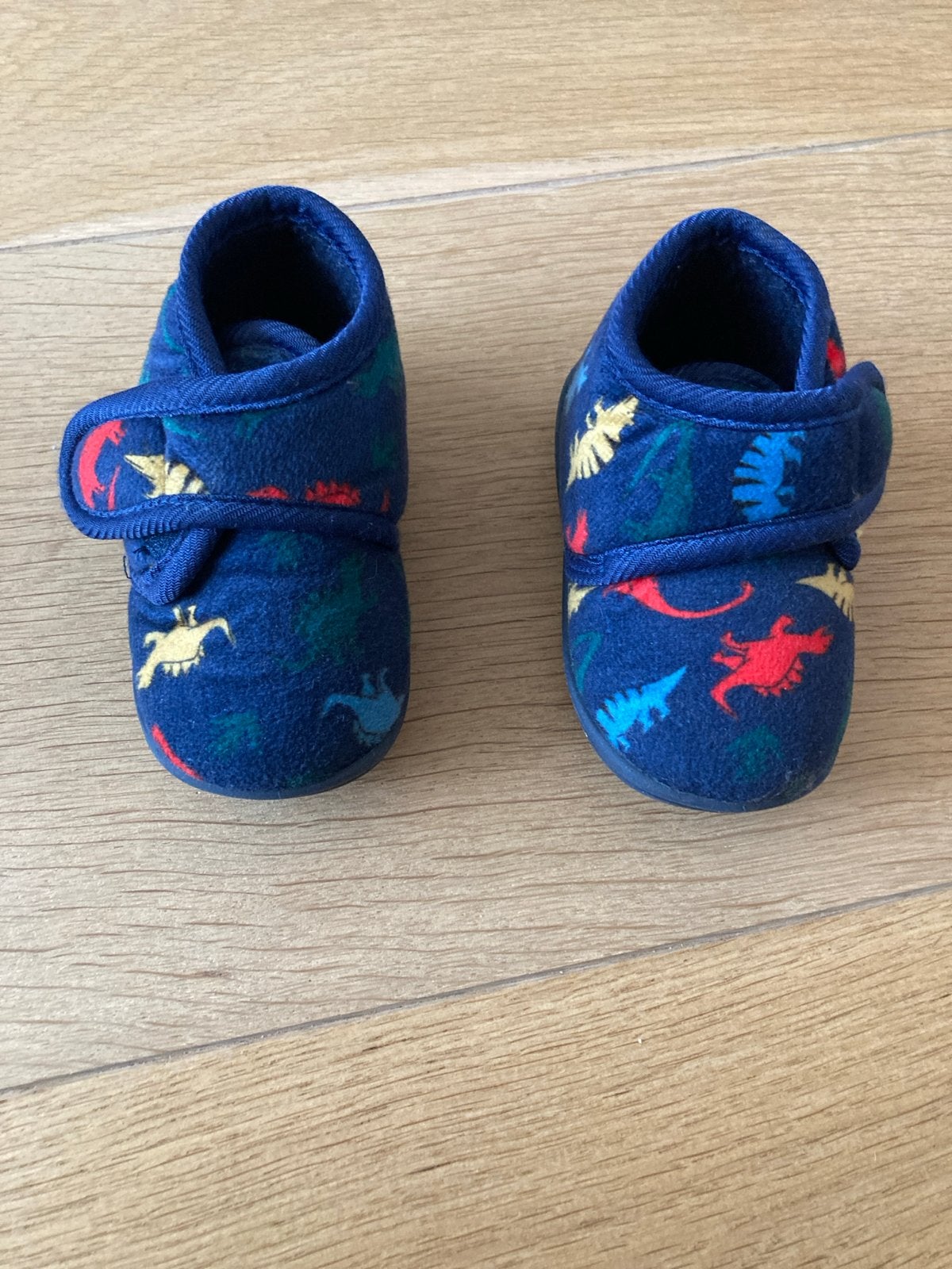 Kinder pantoffels maat 18/19 met dinosaurusprint, Ophalen of Verzenden, Zo goed als nieuw, Jongen of Meisje, Overige typen