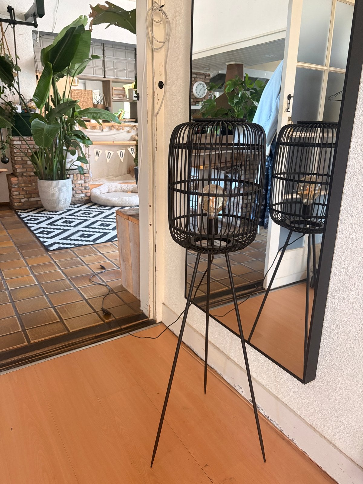 Vloerlamp Balan Kwantum - Zwart, Rotan Look, Huis en Inrichting, Lampen | Vloerlampen, Zo goed als nieuw, 100 tot 150 cm, Metaal