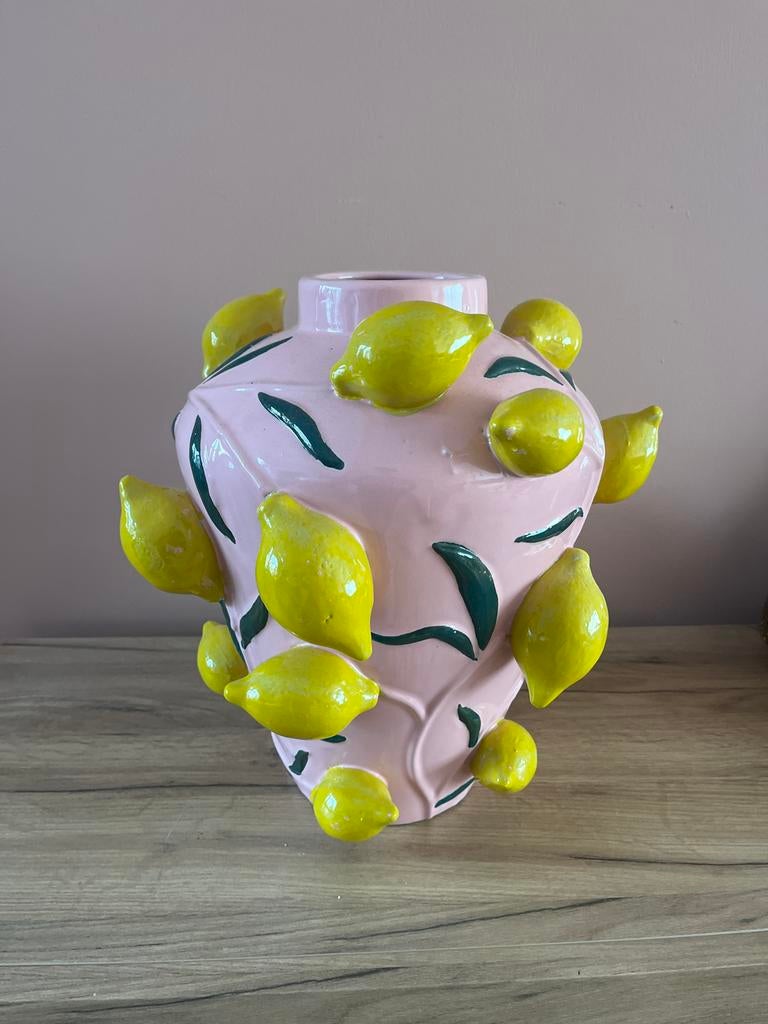 Grote roze vaas met citroenen - vrolijk voorjaar, Gebruikt, Overige kleuren, Aardewerk of Porselein, Ophalen of Verzenden