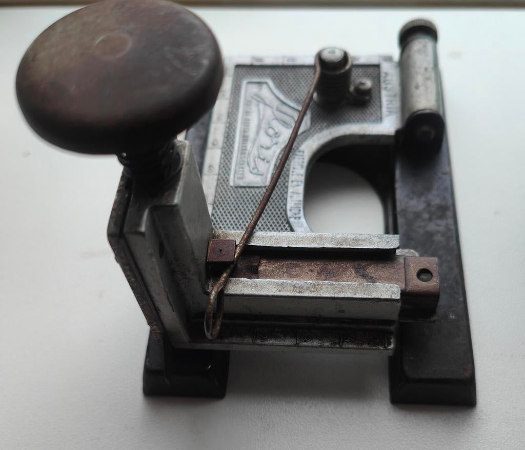 Antieke nietmachine ong een eeuw oud, Antiek en Kunst, Ophalen of Verzenden