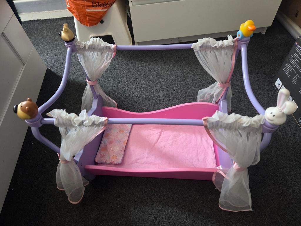 Gratis Baby Born bedje met hemeltje en gebruiksporen, Ophalen, Gebruikt, Babypop