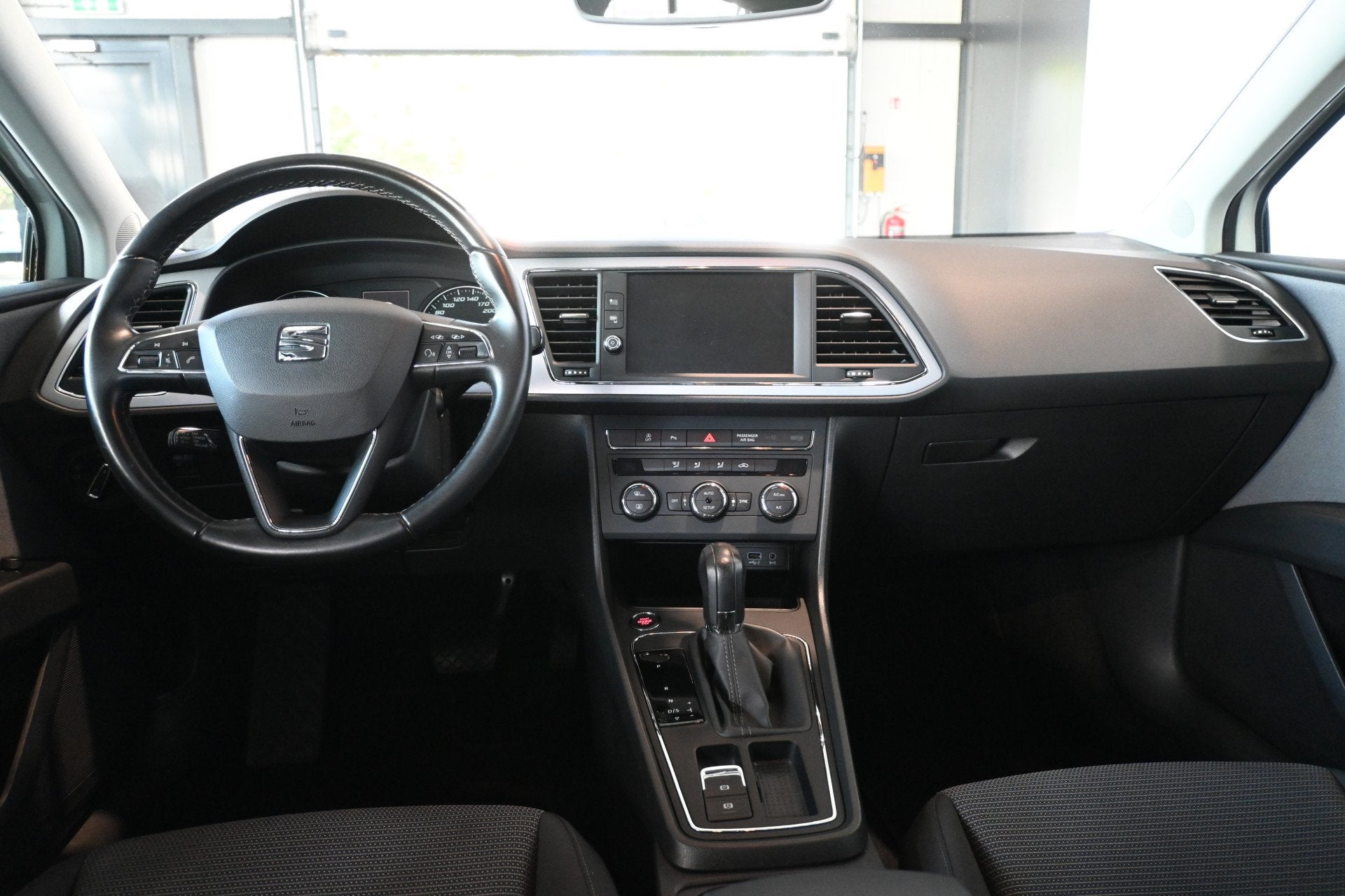 SEAT Leon 1.0 EcoTSI Automaat Style Business Intense Clima C, Auto's, Dealer onderhouden, Stof, Gebruikt, Met garantie (alle)