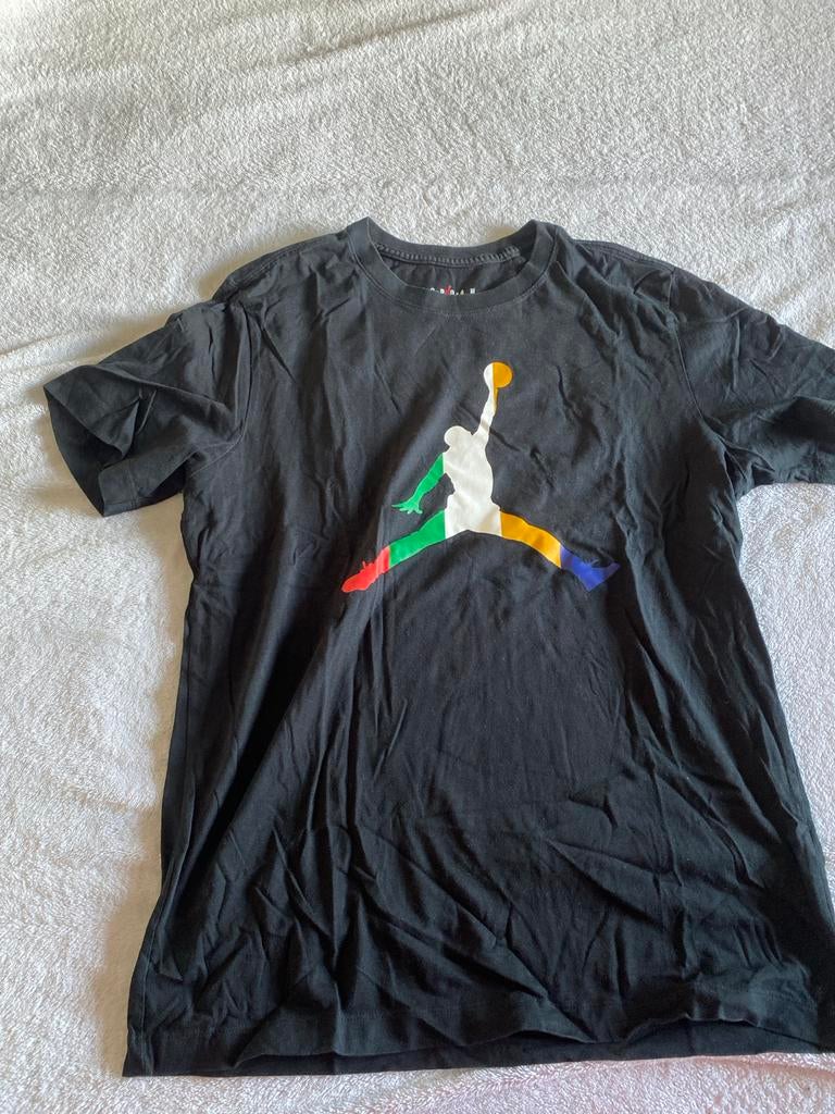 Jordan T-shirt Zwart Maat M met Kleurrijk Logo, Ophalen of Verzenden, Zo goed als nieuw, Maat 48/50 (M), Zwart