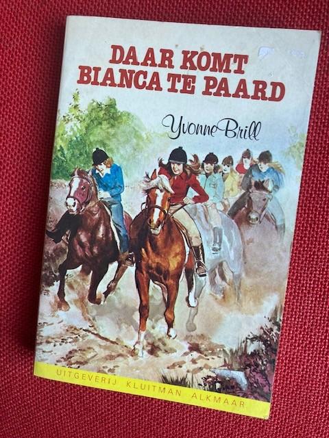 Daar komt bianca te paard - yvonne brill, Boeken, Ophalen of Verzenden, Gelezen, Yvonne Brill, Fictie