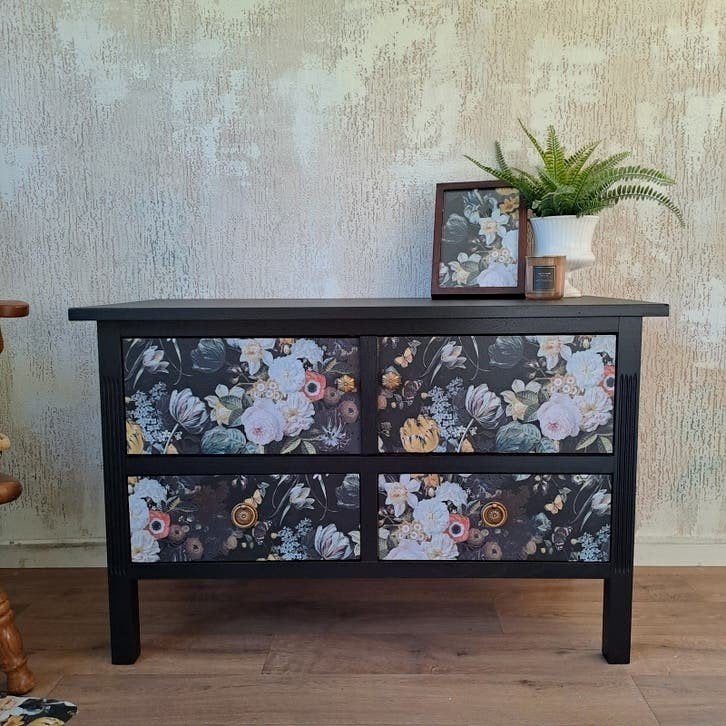 Zwart kastje met bloemen, Huis en Inrichting, Kasten | Ladekasten, Ophalen, 1 of 2 laden, 50 tot 100 cm, Zo goed als nieuw