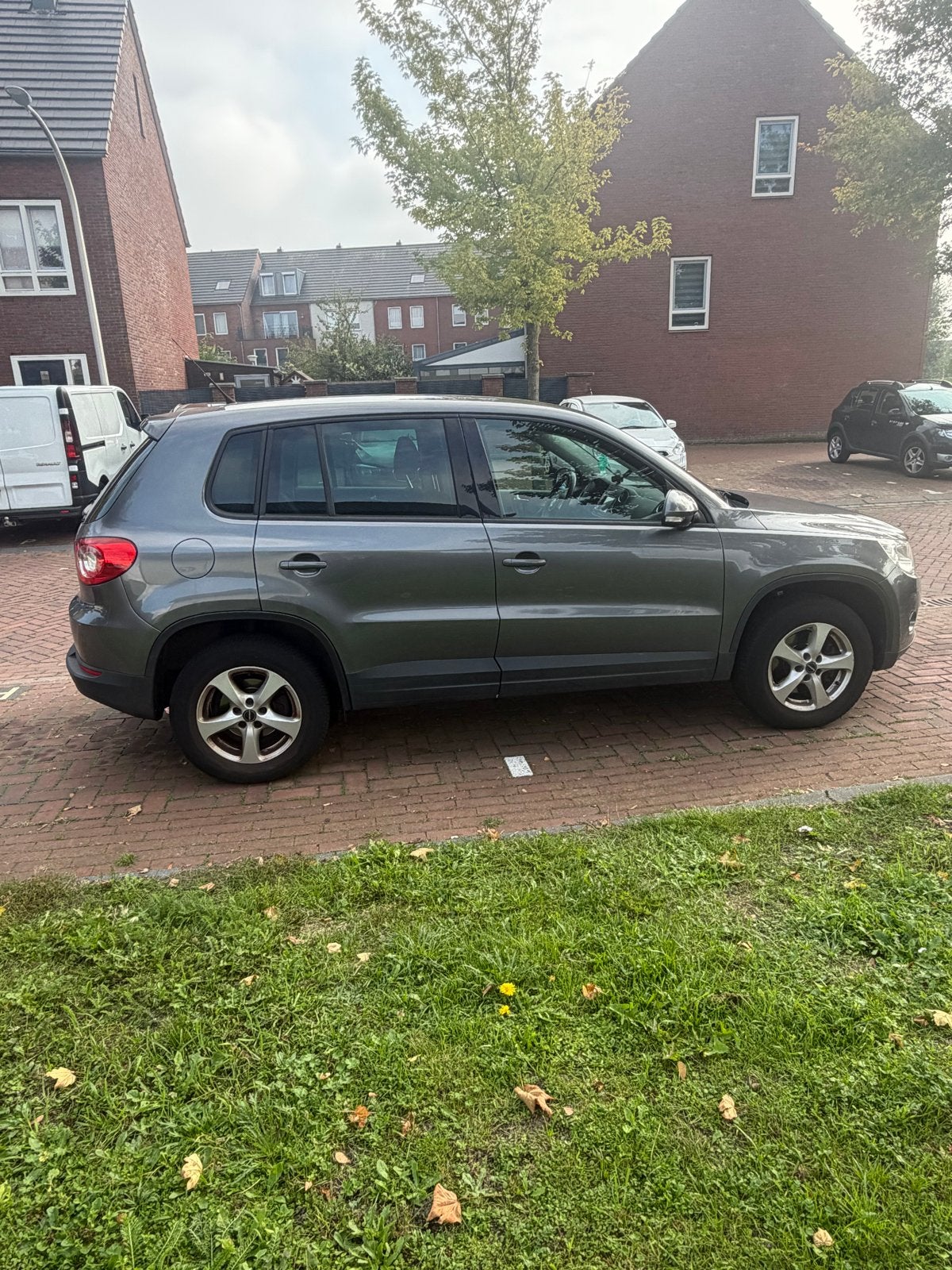 Volkswagen Tiguan 2.0 TDI 81KW BMT 2010 Grijs, Voorwielaandrijving, 4 cilinders, 19 km/l, Particulier