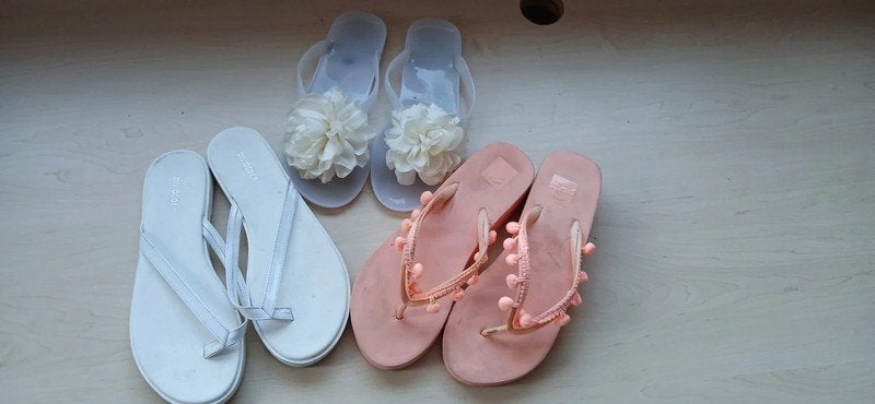3 Paar slippers / maat 39/ wit /roze/ teenslippers, Slippers, Wit, Ophalen of Verzenden, Zo goed als nieuw