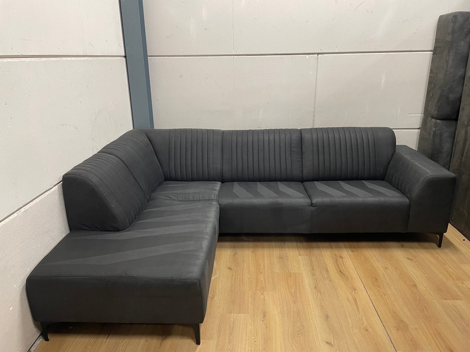 Mooie luxe suede antraciet zwarte hoekbank - GEREINIGD!!!, Huis en Inrichting, Banken | Bankstellen, Ophalen, 250 tot 300 cm, Luxe