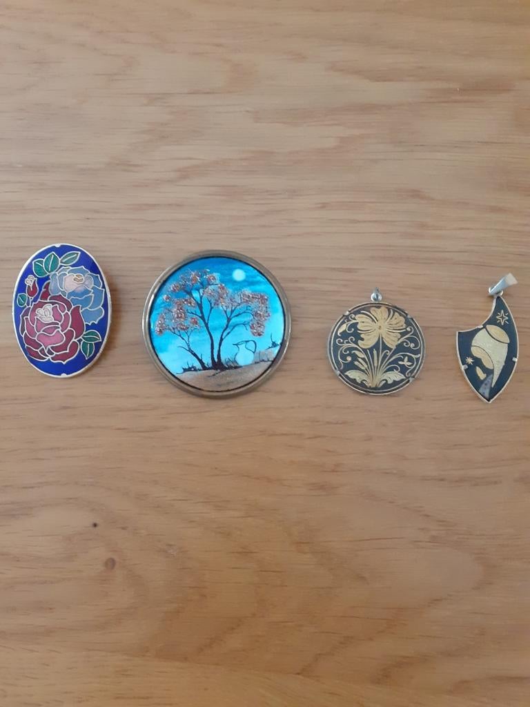 2 Broches en 2 Hangers, Ophalen of Verzenden, Zo goed als nieuw, Goud