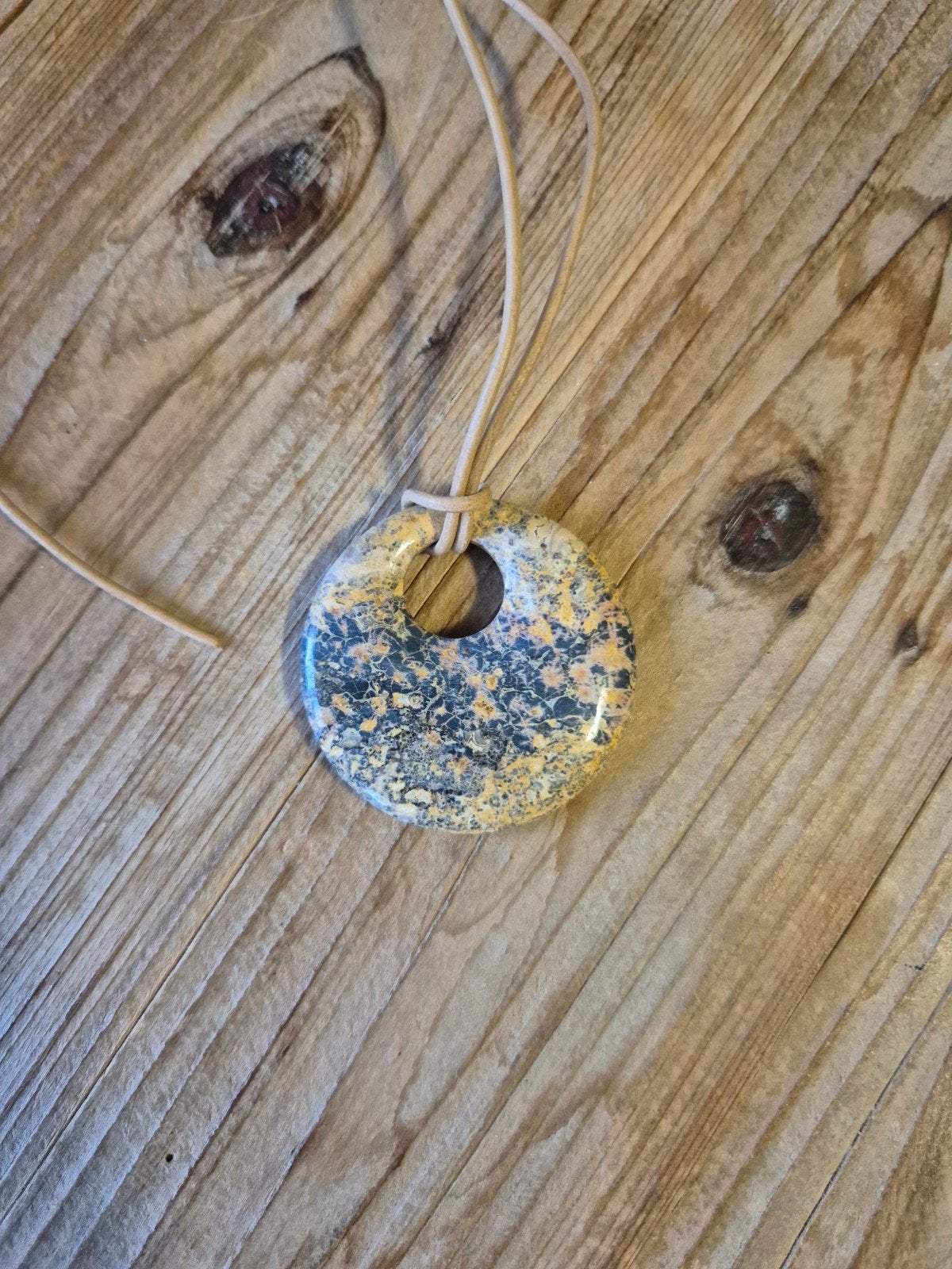 Leoparden Jaspis Hanger aan Koord, Sieraden, Tassen en Uiterlijk, Kettingen, Geel, Nieuw, Ophalen of Verzenden, Steen of Mineraal