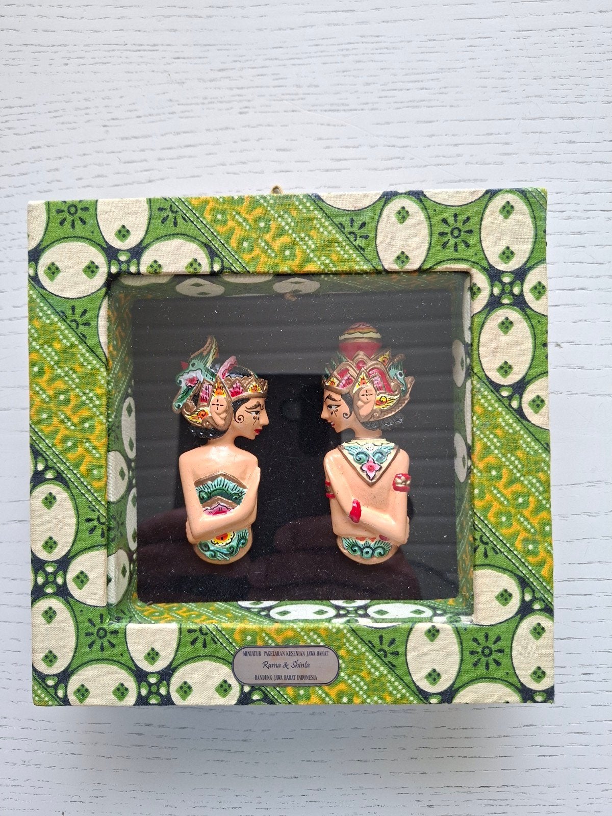 Javaanse vitrine met daarin Rama & Shinta/ Batik omlijsting, Antiek en Kunst, Kunst | Niet-Westerse kunst, Ophalen of Verzenden