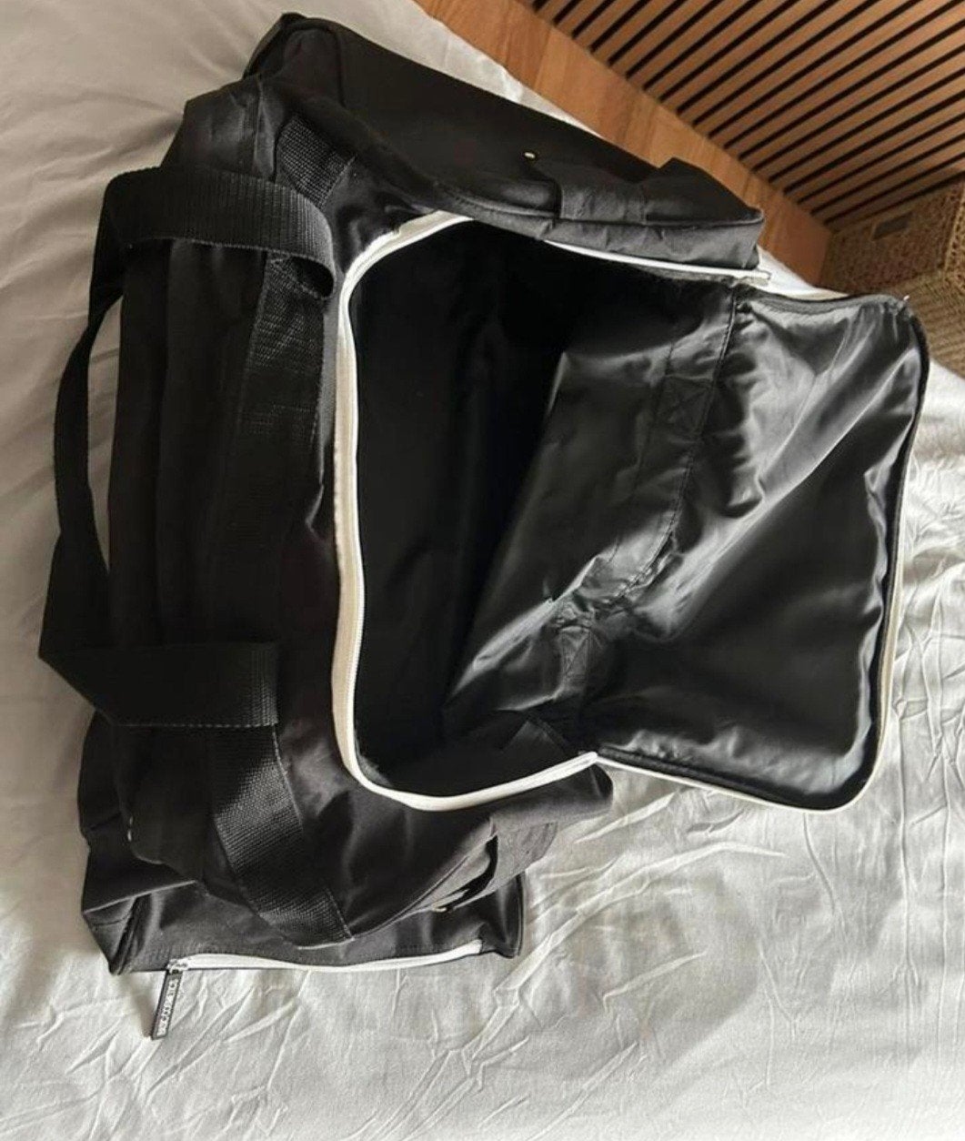 Basic Cosmetics Reistas Wieltjes en Uitschuifbare Handgreep, Wieltjes, Gebruikt, 20 tot 30 cm, Zwart