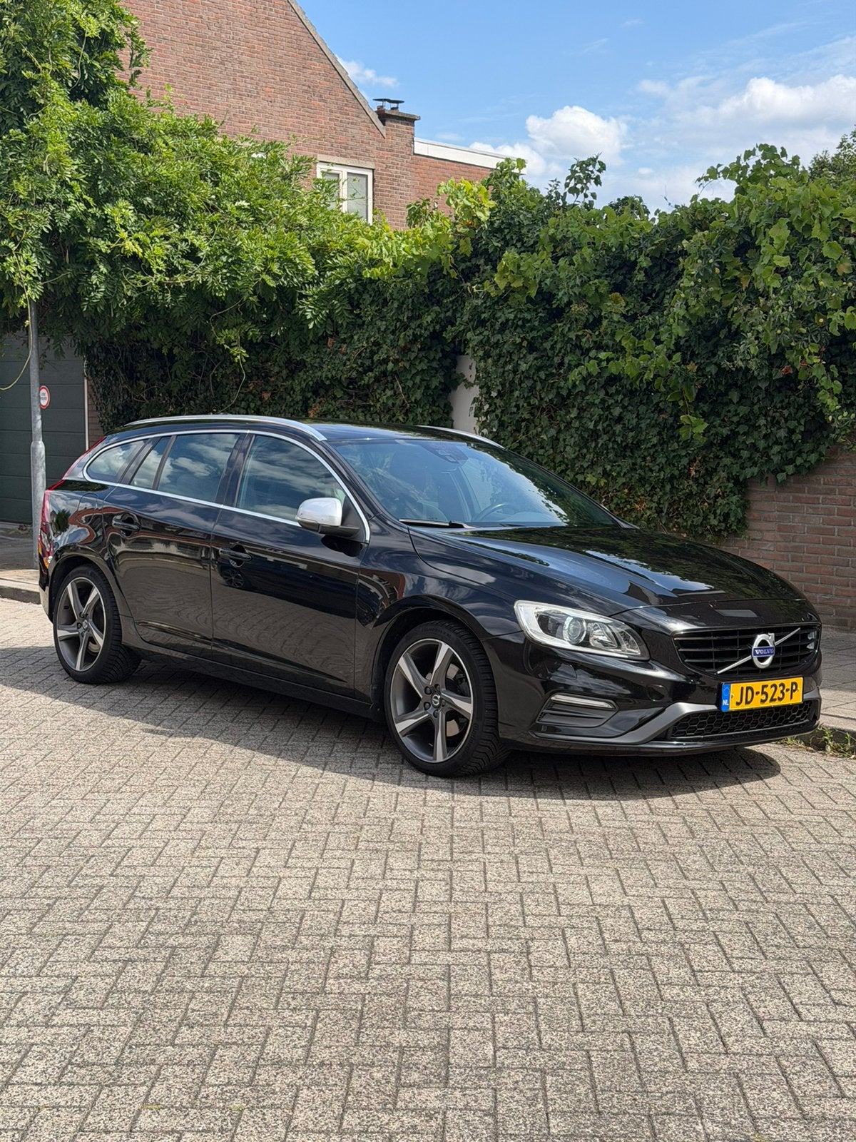 Volvo V60 2.0 T3 R-Design | Dealer OH | Nieuwe riem, Automatische klimaatregeling, 4 cilinders, 1969 cc, Zwart
