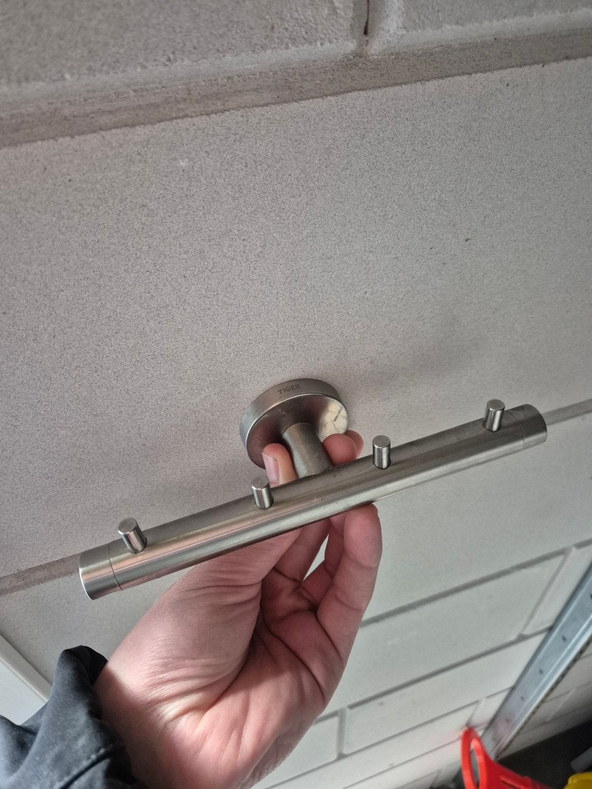 Tiger RVS handdoekrek houder

Multifunctioneel, Wandhaken, Ophalen of Verzenden, Zo goed als nieuw, Minder dan 100 cm